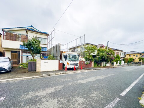 目の前をオープンにすることで開放感があり、コミュニケーションが円滑になる対面式キッチン。家族の顔がよく見えるキッチンスペースです。