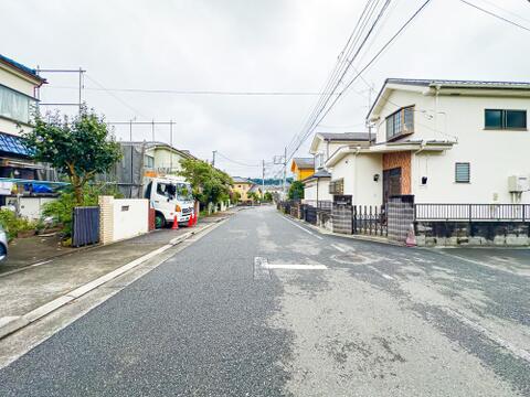 現地は自然豊かな閑静な住宅地に位置し、穏やかな新生活をお送りいただけます。現地(2026年9月)撮影