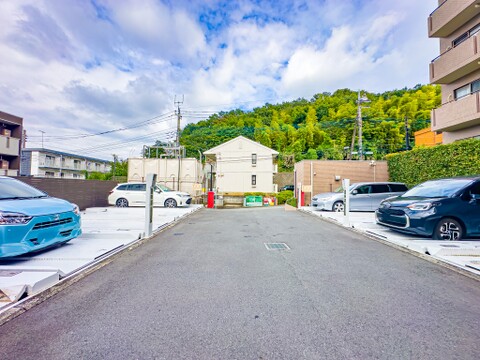 駐車場スペース。月額8000円~12000円でご利用いただけます。ご利用の際は空き状況を確認いたします。2026/9/5撮影