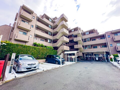 駐車場スペース。月額8000円~12000円でご利用いただけます。ご利用の際は空き状況を確認いたします。2026/9/5撮影