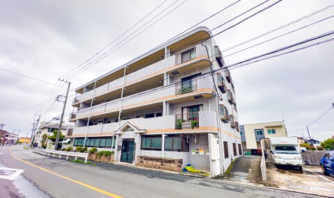 周辺に建ち並ぶ邸宅も、それぞれに個性がありながらも全体的に瀟洒な雰囲気を醸し出している邸宅街の一角。2026/9/5撮影