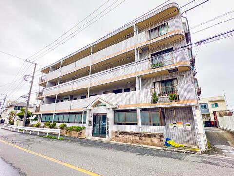 外観は落ち着いた配色のシンプルイズベストな飽きのこないデザインです。2026年9月新規内装リノベーション完成予定です。2026/9/5撮影