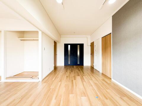 家族と過ごすひと時を溢れる光が優しく包み込むリビングダイニング。家族とともに、心穏やかに過ごすひととき。家族との時間、自分の時間を大切にできる空間がここにあります。