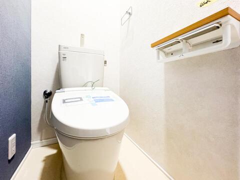 清潔感のあるウォシュレット付きのトイレ。毎日使う物なのでこだわりたいポイントですね。