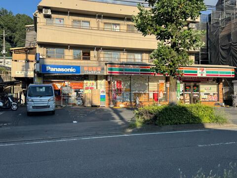 セブンイレブン多摩蓮光寺店まで約831m