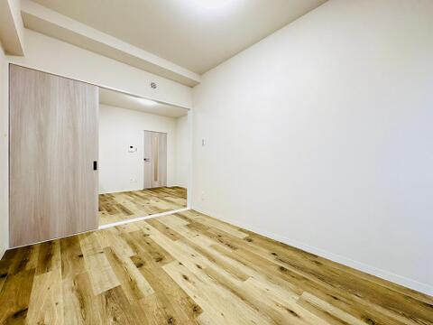 DKと引き戸で繋がる洋室。ライフスタイルに合わせて空間をフレキシブルに活用できます。