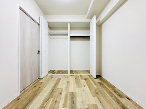 洋室にはクローゼットを完備しています。お洋服や荷物を収納でき、居住空間を広く使えます。