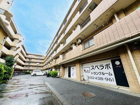 重厚感のある鉄筋コンクリート造のマンション。総戸数100戸のビッグコミュニティ。周辺にはスーパーや公園があり、住環境も良好です。