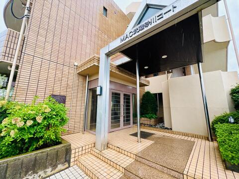 「マック武蔵砂川コート」のエントランス。武蔵砂川駅から徒歩3分とアクセス抜群です。