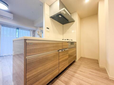 木のぬくもり感じるモダンなキッチンは、シンク・コンロ・調理台が揃い、家族の笑顔が生まれる場所。豊富な収納で家事もスムーズに。