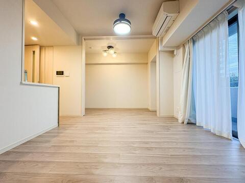明るいフローリングが印象的な広々リビング。大きな窓から光が降り注ぎ、家族の笑顔と会話が弾む、心地よい団らんの時間を育みます。