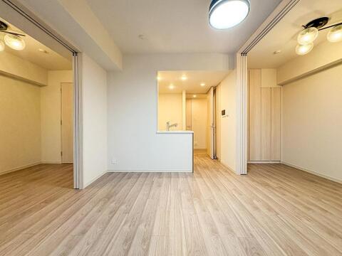 明るい陽光が差し込む広々としたリビングは、家族の笑顔と会話が弾む中心となるでしょう。お子様がのびのびと過ごせる開放的な空間です。