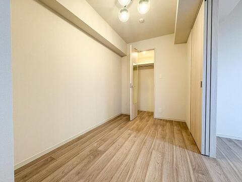明るい木目調のフローリングが心地よい居室。お子様の成長に合わせて、様々な使い方ができる空間です。