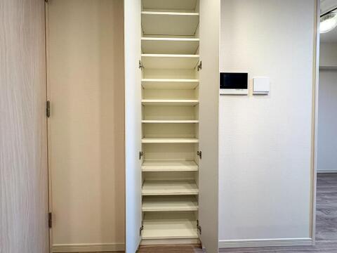 扉を開ければ、豊富な棚が広がる玄関収納。家族の靴はもちろん、外遊び道具もすっきり収まり、いつも清潔な空間を保てます。