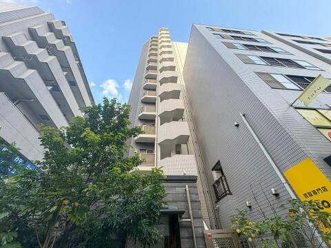 青空に映えるモダンな外観が印象的。都市の利便性と快適さを兼ね備え、家族の笑顔が溢れる暮らしを叶えます。