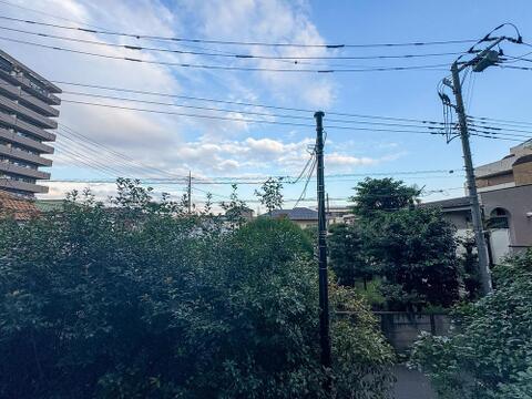 青い空と豊かな緑が広がる開放的な眺望。季節の移ろいを肌で感じながら、お子様とのびのびと暮らせる穏やかな環境です。