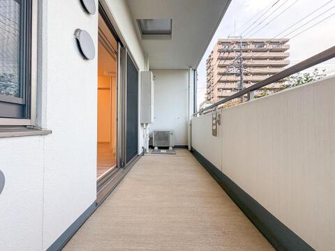 日当たりの良い広々バルコニーは、洗濯物もたっぷり干せて家事効率もアップ。心地よい風を感じながら、お子様と外の景色を眺める、家族の憩いの場に。