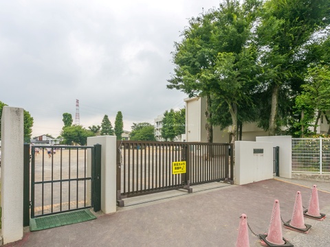 府中市立本宿小学校まで1000m