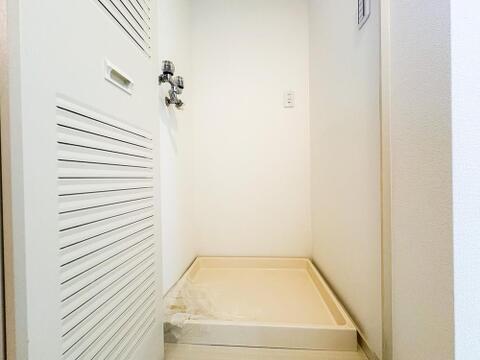洗濯機置き場には防水パンと給水栓を完備。清潔感あふれる空間で、日々の洗濯をスムーズにこなせます。忙しい子育て世代の家事効率をサポートします。