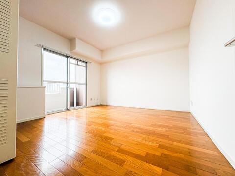 木のぬくもりを感じるフローリングと、大きな窓から差し込む陽光が心地よい洋室です。お子様の成長に合わせて、多様な使い方ができる広々とした空間が魅力です。