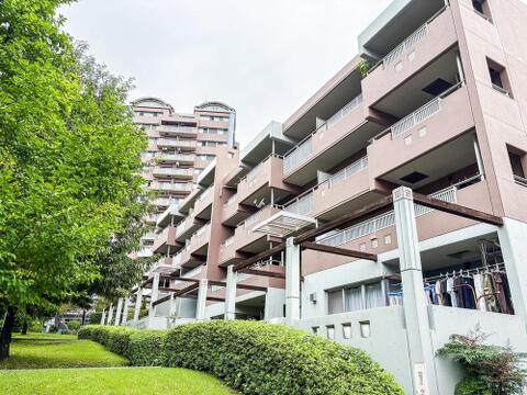鮮やかな緑に彩られた敷地に建つ、温かみのある外観のマンション。広々としたバルコニーは、家族の洗濯物もたっぷり干せ、快適な毎日を演出します。