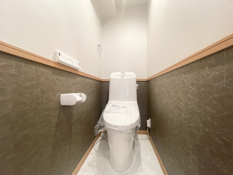 シックなツートンクロスがおしゃれなトイレ空間!温水洗浄便座完備で毎日快適に使用できます。