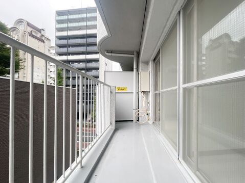爽やかな風が吹き抜ける開放的なバルコニー!洗濯物もすっきり干せるスペースを確保しています。