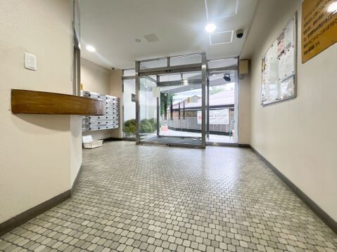 明るく手入れが行き届いたエントランス!防犯カメラや管理人室・集合ポストを備えた安心の共用部。