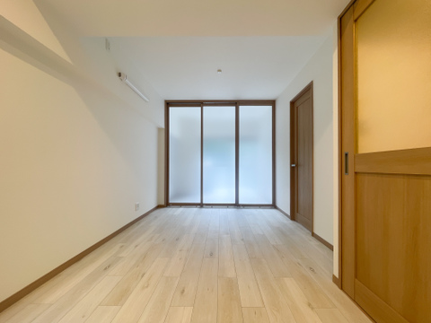 すりガラス引き戸からやわらかな光が届く居室!温かみのある木目調フロアで心地よい空間。
