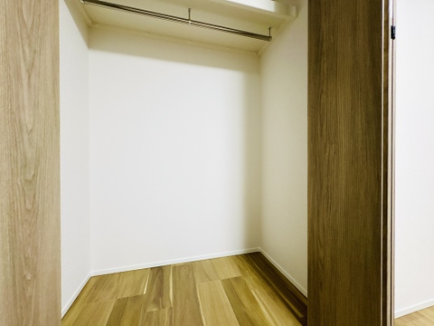 上部には棚も付いており、バッグや帽子などの小物類もすっきりと整理整頓できます。