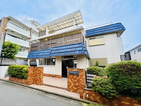 総戸数31戸、鉄骨造3階建のマンション。周辺は落ち着いた住環境で、ゆったりとした時間が流れます。
