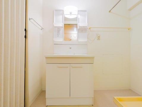 照明付きの洗面台。鏡の左右にあるオープン棚は、日々のスキンケア用品をサッと取り出せて朝の身支度も快適です。