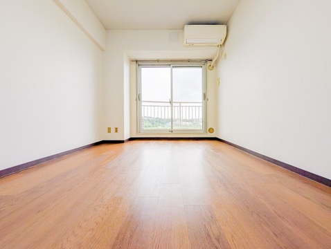窓から開放感あふれる景色が広がり、心地よい光が室内を満たします。南向きの明るいお部屋です。