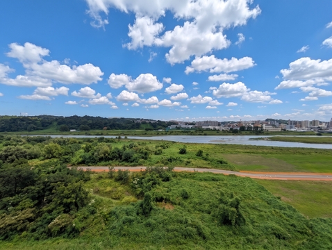 視線を遮るものがなく、豊かな緑と川の流れを一望できるロケーション。四季折々の自然の変化を室内やバルコニーから感じられる、心癒される贅沢な眺望が魅力的なポイントです。