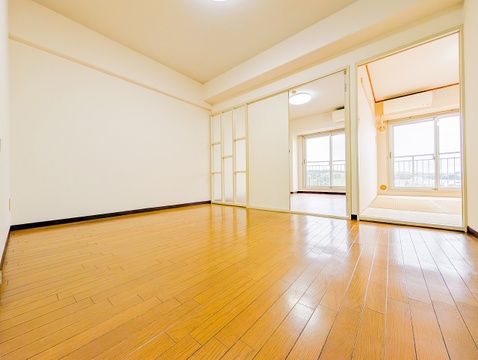 余計な突起がなく家具の配置がしやすいリビング。艶感のあるフローリングがお洒落で上質な空間を演出します。