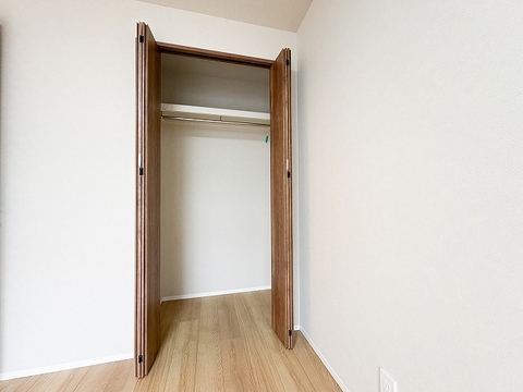 収納付きの洋室で程よい収納サイズになっております。