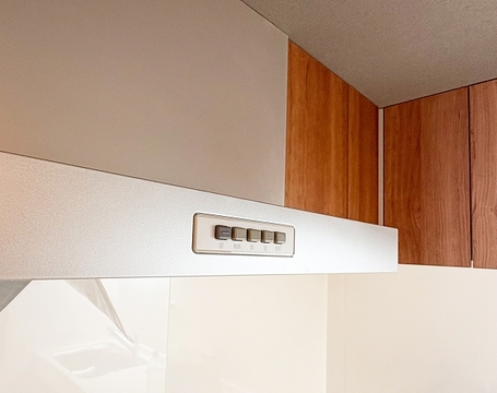 システムキッチンに備え付けのレンジフードは照明もついており、手元を明るく照らします。