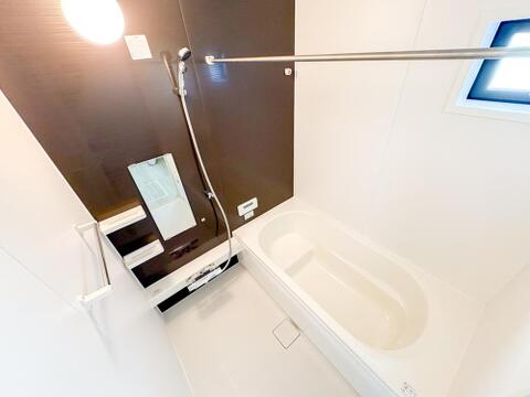 家族みんなが快適に使えるゆとりあるバスルーム。保温性の高い浴槽と使いやすい充実した設備が、毎日の入浴をより一層心地よいひとときにしてくれる嬉しい設備です。