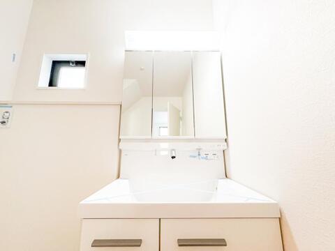 清潔感ある新築の洗面化粧台。機能的な設計と豊富な収納スペースで、毎朝の支度がスムーズに整います。家族みんなが使いやすいゆとりある広さを兼ね備えています。