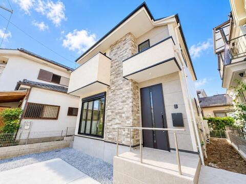 明るい色調とシンプルなデザインが印象的な建売住宅の外観。清潔感が漂い、季節の移り変わりとともに美しい表情を見せる家です。長く愛されるデザインで、住む人に安心感と快適さを与えてくれます。