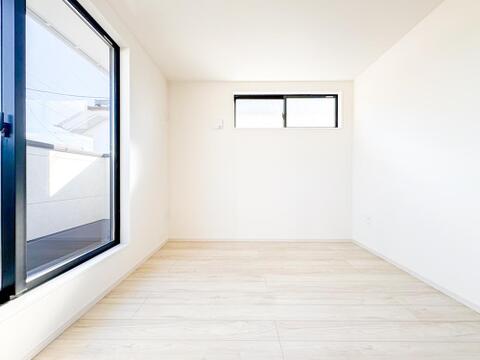 採光に恵まれ、静かな環境に位置する寝室。朝の自然光で心地よく目覚め、夜は静寂の中でゆっくりと休める、質の高い眠りを支える空間です。