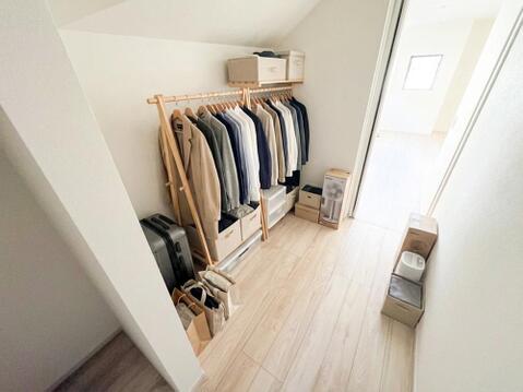 ゆとりのあるウォークインクローゼットは、洋服やバッグなどをまとめて整理できる便利な空間です。(※本画像はCGによる合成画像となります。)