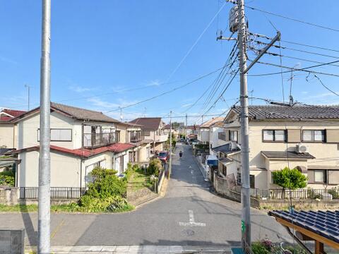 静かな住宅街に位置しており、騒音を気にせずリラックスした毎日を楽しめます。安心感のある環境が整っているため、小さなお子様がいるご家庭や静かに暮らしたい方にもぴったりの立地です。