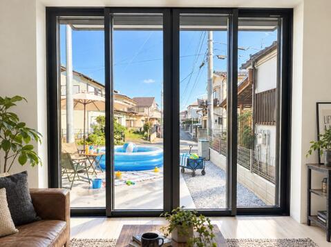 リビングからは落ち着いた住宅街をのぞむことができます。リビングでくつろぎながらお子様が遊ぶ様子に幸せを感じます。(※本画像はCGによる合成画像となります。)