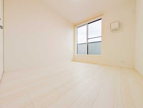 大きな窓から光を取り込む開放的な洋室。朝から気持ちの良い時間を過ごせるプライベート空間です。