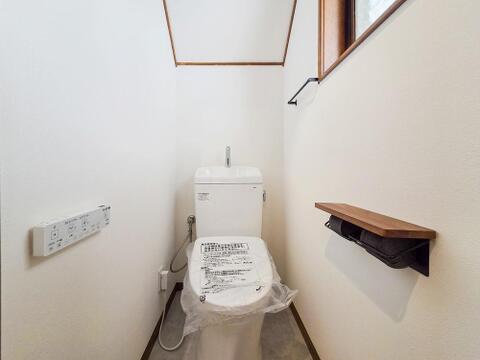清潔感のあるトイレは、シンプルでモダンなデザインが魅力です。広めのスペースでゆったりと使えるため、毎日の生活がより快適に。綺麗だからこその心地よさを感じられる空間です。
