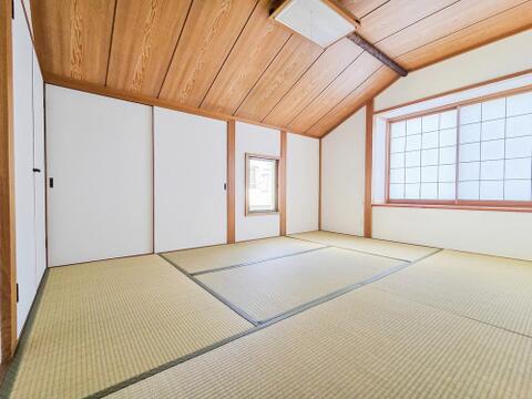 落ち着きのある和室は、畳の香りが心地よく、日常の疲れを癒す空間です。客間としてはもちろん、趣味やリラックススペースとしても活用でき、穏やかで安らぎの時間を楽しめる特別な場所です。