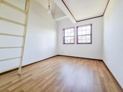 広々な子供部屋は、のびのびと過ごせる空間が魅力です。明るい日差しが差し込み、遊びや勉強に集中できる居心地の良い環境となります。お子さまの成長に合わせたレイアウト変更もしやすく、収納も充実しています。