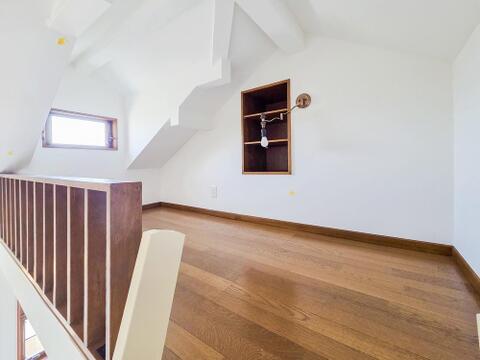 ロフト付きの住まいは、天井が高く開放感のある空間が魅力です。収納スペースや趣味のエリアとして活用でき、限られたスペースを有効に使える便利な間取りが特徴です。