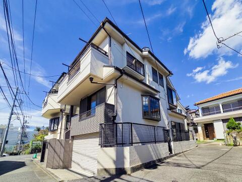 落ち着いた雰囲気が漂う外観で、住む人に安心感を与えてくれる佇まいです。しっかりと手入れがされており、中古ながらも美しさが保たれているため、快適に暮らし始められる住まいです。